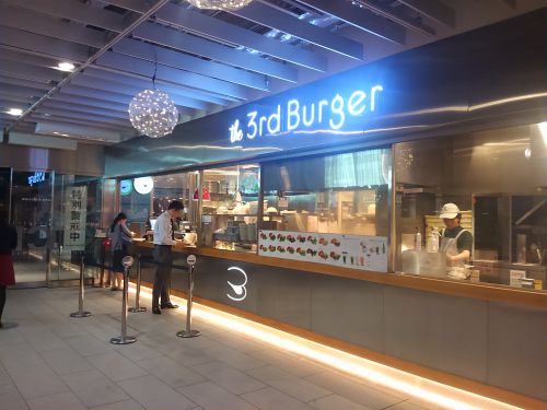 シルバーのスタイリッシュなお店。