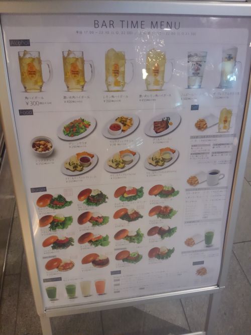 メニュー色々。夜は一杯やりながらバーガーが食べられます。