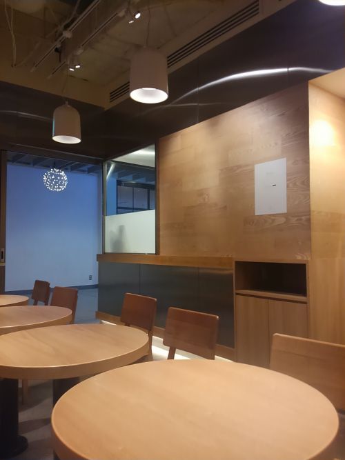 イートインスペースも木目で素敵。