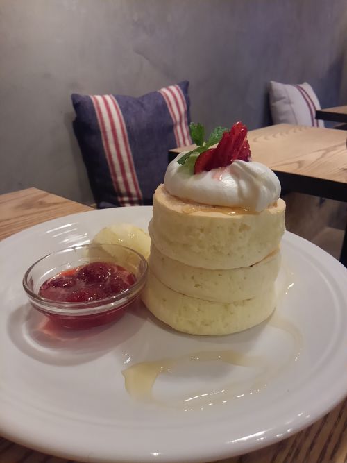 高く積み上がったスフレパンケーキ。