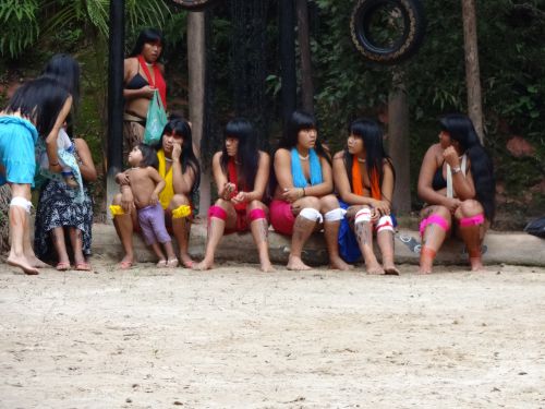 ブラジルのクイクロ族の女性たち