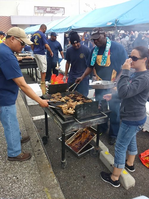 屋台の裏で調理をしています。