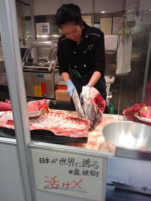 マグロの解体ショー