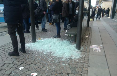 ガラスが割られた、市街地の電停