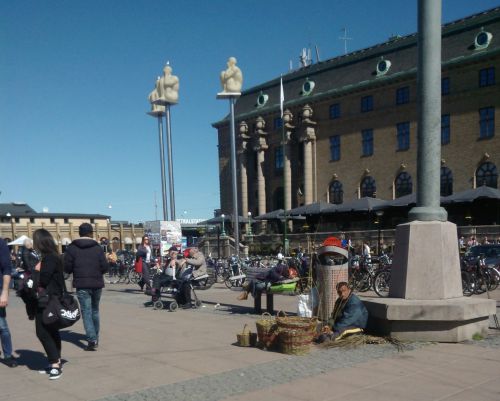 籠を作って売るティッガレ、最近よく見かけるようになったタイプ