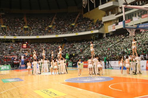 7日の準決勝のハーフタイムに行なわれた松山高中チアリーディング部の演技