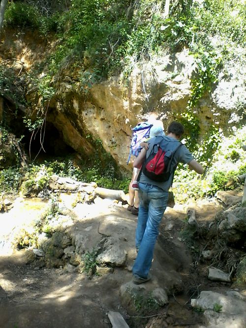 滝周辺はハイキングコースとしても有名。小さい子どもでも楽に歩ける道。ベビーカーは持ちこまない方が歩きやすいだろう。