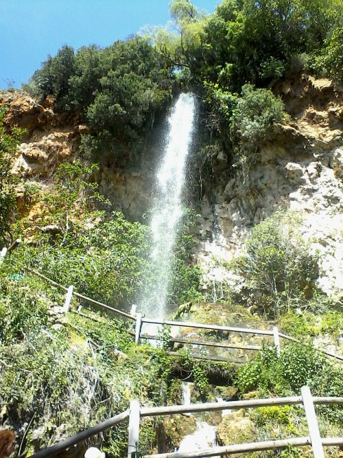 周囲には小さな滝もいくつかあり、暑い日には水しぶきが気持ちよい
