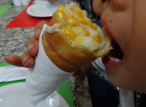 粒コーンとモッツァレラチーズの入ったコーン型ピザ