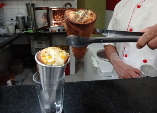 ごく一般的なサンパウロのピザ屋さんのメニューに登場したコーン型ピザ