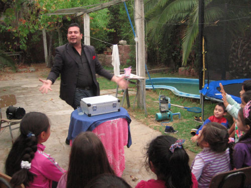 近所のマジシャンを呼んで子供たちをビックリさせる大人達