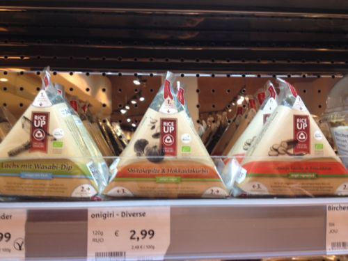 販売員によると、売れ行きはかなり好調だそうです。