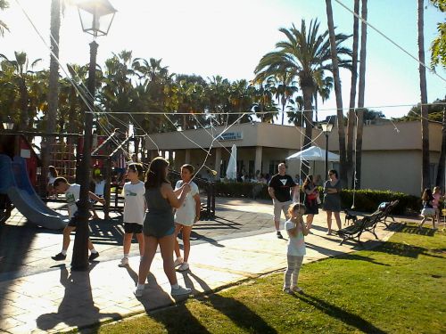 洋ナシを紐に通して吊るして…と比較的準備に大変なこの種目