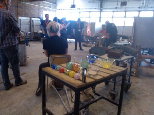 工場の一角では、ガラスのコップや皿の手作り体験もできます。