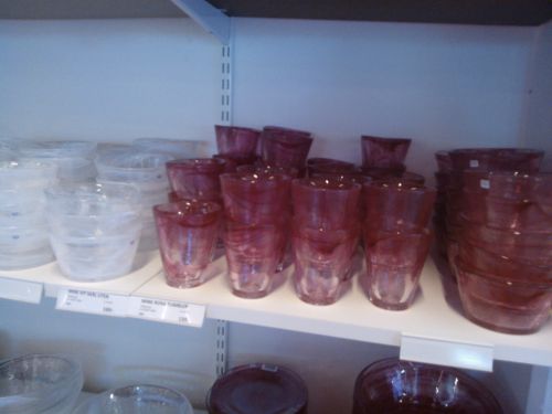 工場に隣接するガラス製品店。手作りなので一つ一つ模様が異なります。