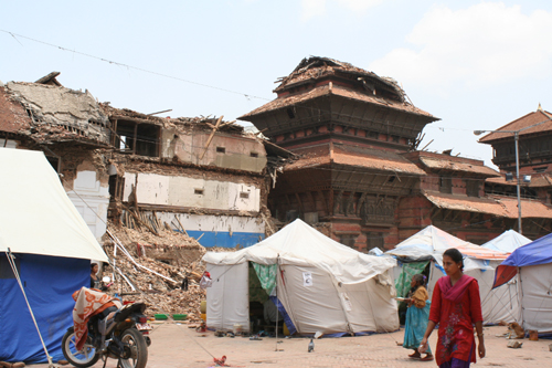バサンタプール広場のテント村
