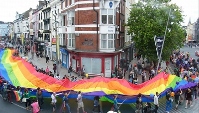 カラフルなレインボーカラーは多様性を表し、性的少数者のテーマカラーともなっています。（画像: Peter OToole & Diane Jefferies）