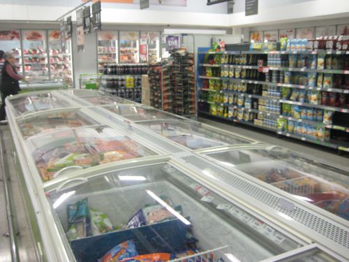 スーパーマーケットでは魚は通常冷凍庫で冷凍されて売られています