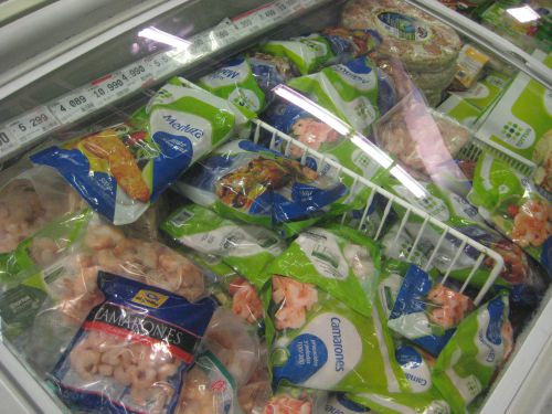 魚の切り身が冷凍パックされた骨なしものがスーパーでは多く売られています