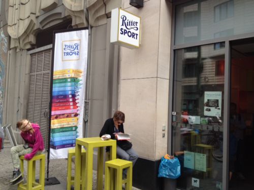 目抜き通りにあります。住所はFranzösische Straße 24　10117 Berlin