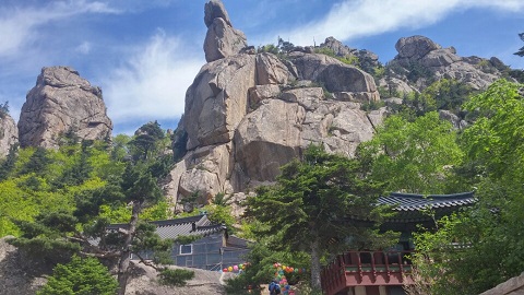 山の中にあるお寺