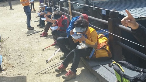 供養を受ける登山客