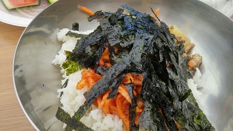 韓国代表メニューのビビンバップ（混ぜご飯）