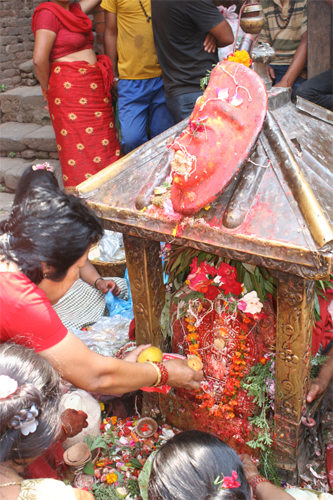 ご馳走やお花など神様の好きなものをたくさん用意して。