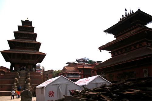 ドゥマディ広場の寺院はしっかり堂々と建っています！