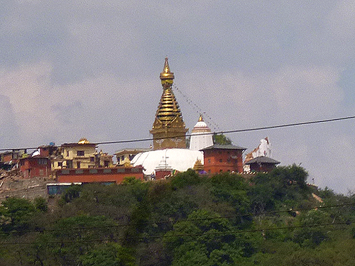 世界遺産のスワヤンブナートは立ち入り禁止。境内の一部損壊が見て取れます。