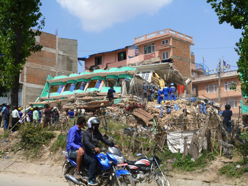 倒壊した建物で作業をする救助隊