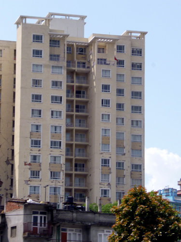 大きく亀裂画が入った高層マンション、今後住めそうにありません