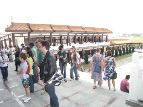 こちらもジャンパーと半袖姿（サンパウロ市近郊観光名所の台湾系のお寺で）