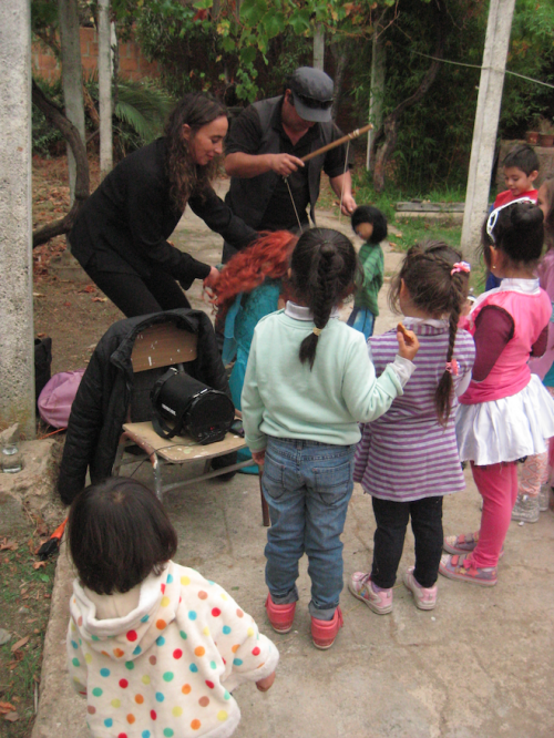 最後は人形劇。子供たちもいつもとは違う一日を過ごせて楽しそうです
