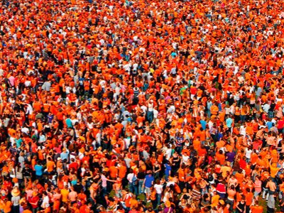 国の色・オレンジ色のシャツをまとった人々の国籍もさまざまだ。