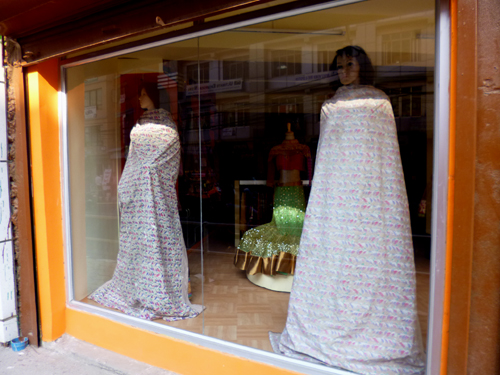 新しいサリー？日よけです。