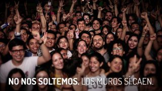 当選を喜ぶクマモト氏（中央）と支援者たち