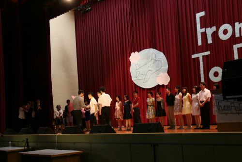 3年生の各担任の先生へ花束贈呈