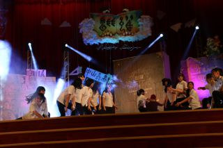 ステージのセットの本の表紙が開けられます