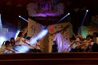 女性が出てきました