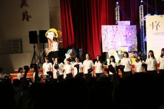 スマートフォンの画面で声援を送ります