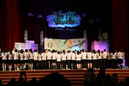 各クラスの担任の先生へ記念品贈呈