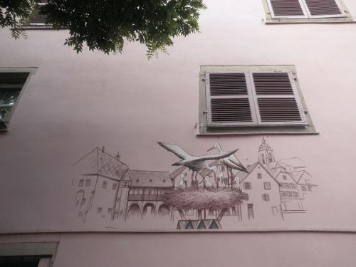 町のあちこちにコウノトリでいっぱい