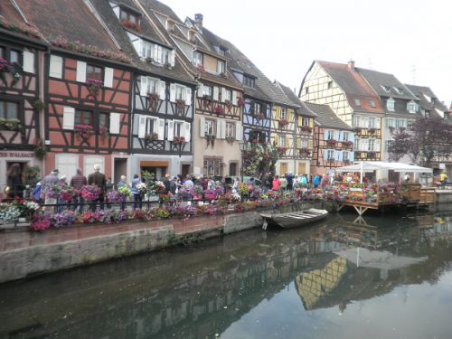 コウノトリの町はお花でいっぱいのこんな町です