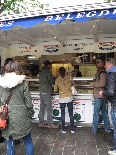 町のあちこちにある魚屋さんの屋台