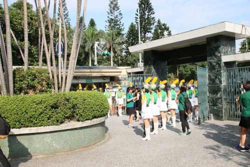 卒業式当日の正門、一見普通ですが……