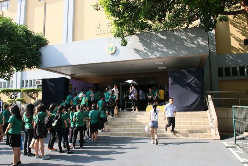 入場前の卒業生が長蛇の列をつくります