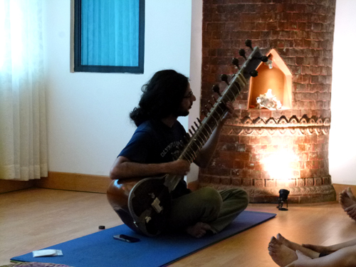 シタールの伸びのよい音が部屋中に響く中