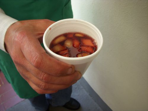 ビーニョ・ケンチを注いだコップ