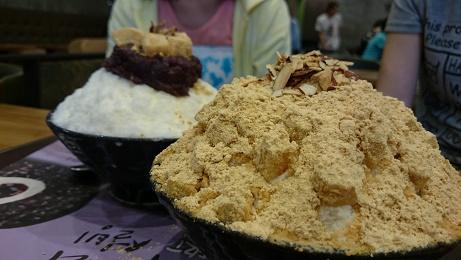 右側がカナダ人の友人が「サンドアイス（砂氷）」と呼ぶインジョルミ（きなこ餅）というかき氷